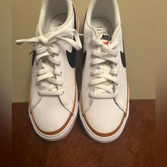 **** KIDS 5 WOMEN’S 7 *****
New Nike white AB’s - Picture 2 of 4